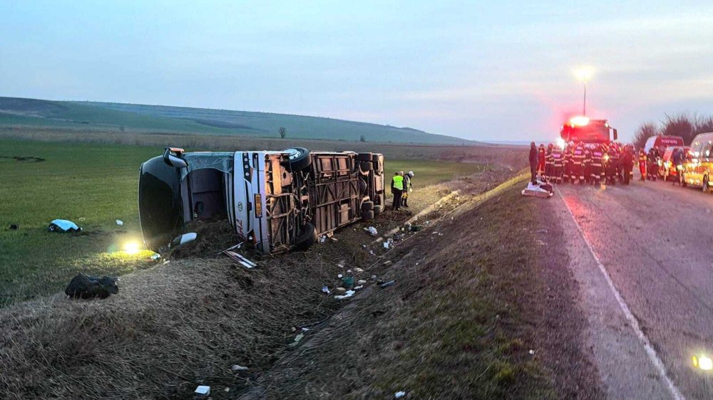 FOTO/VIDEO. Un mort și 14 răniți! Un autocar cu 44 de pasageri s-a răsturnat. Plan roșu activat!