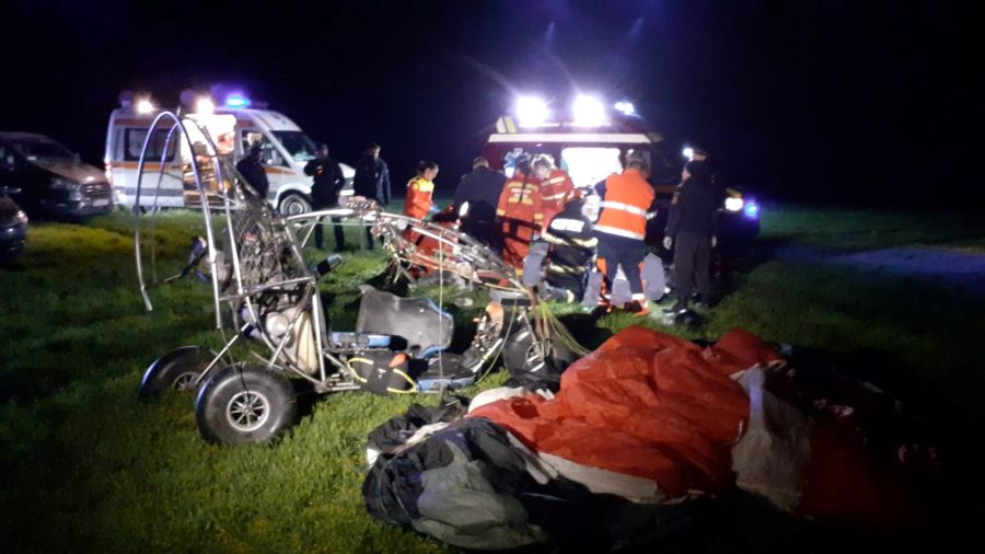 FOTO. Două persoane au murit după ce o parapantă cu motor s-a prăbușit pe un câmp, în județul vecin