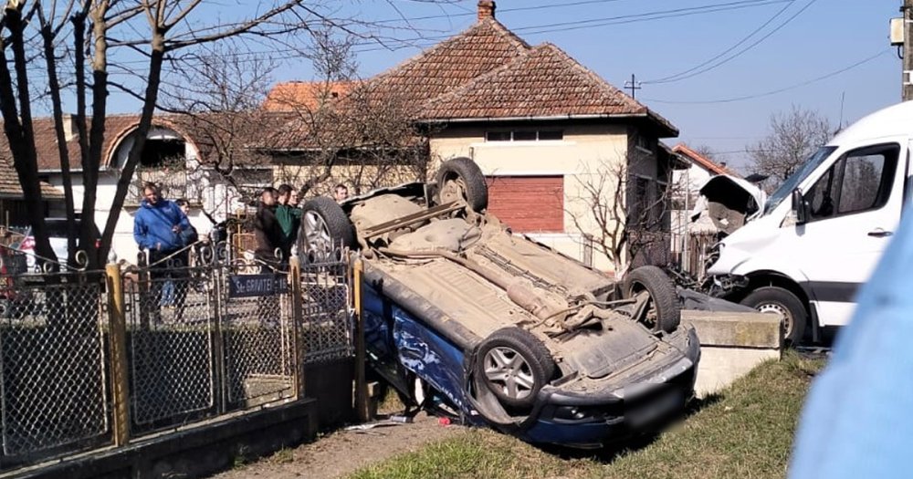 FOTO. Accident în județul Satu Mare. Mașină răsturnată în șanț, după impactul cu o autoutilitară
