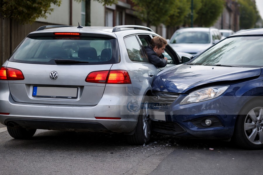 Din răzbunare, sătmăreanul s-a urcat la volan și a lovit mașina taxatorului de la salubritate. Bărbatul era băut și avea permisul suspendat