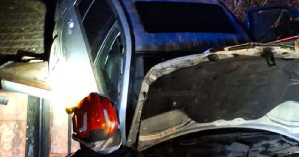 FOTO. Accident spectaculos în țară. Un șofer a ajuns cu mașina pe acoperișul unei case