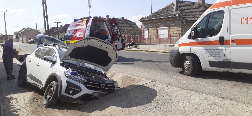 FOTO. I-a explodat un pneu și a ajuns cu mașina în șanț. O victimă la Urgență, în Satu Mare