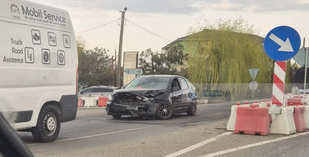 FOTO. Accident rutier pe DN 19, în sensul giratoriu spre Vetiș. Două autoturisme implicate