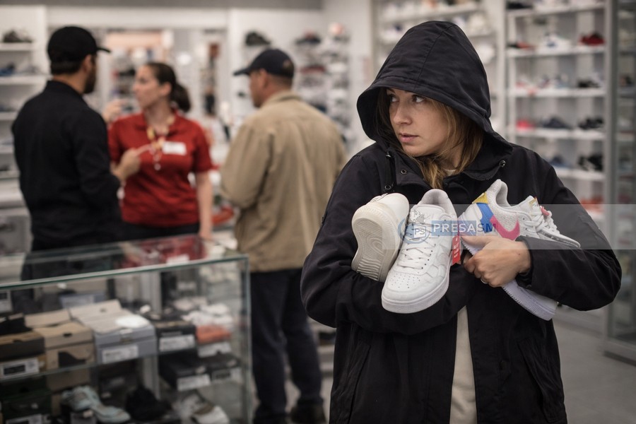 Cum se fură, în gașcă, din magazinele de fițe din municipiul Satu Mare