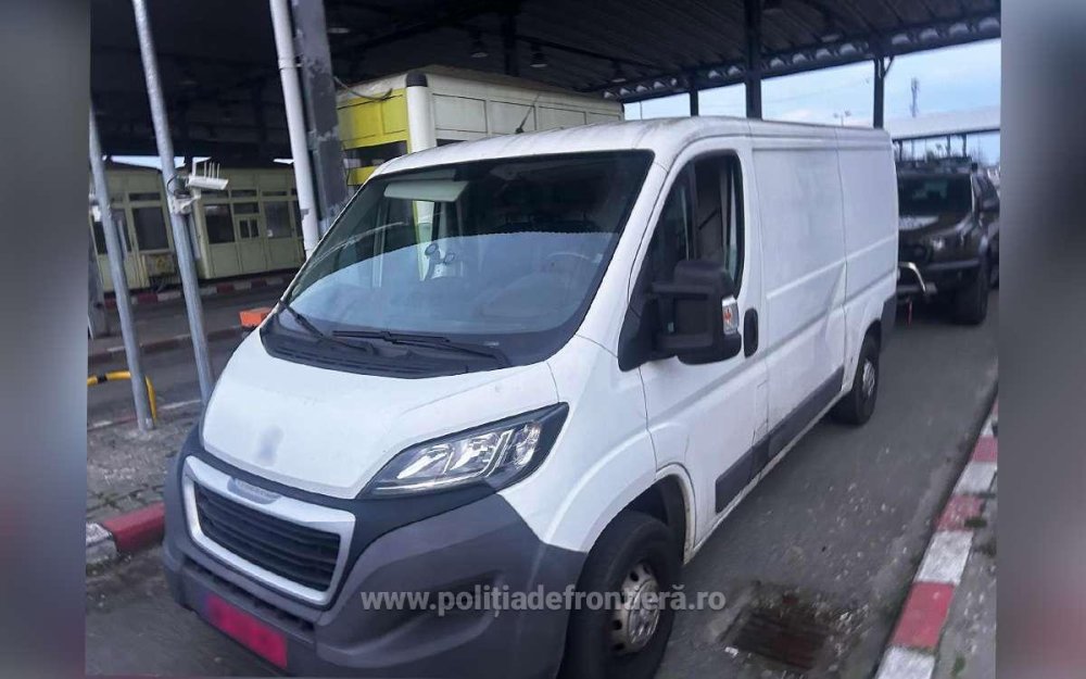 FOTO. Prins la volanul unei autoutilitare furate. Ce explicații a dat în fața frontieriștilor sătmăreni