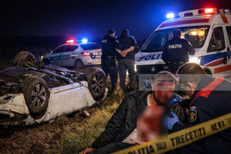 Caz incredibil în județul Satu Mare: șofer de BOLT bătut cu bestialitate. Mașina furată, răsturnată pe câmp