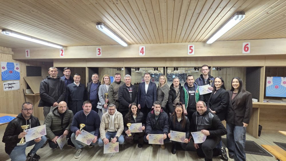 FOTO. Jurnaliștii au lăsat pixul și au pus mâna pe armă: Cupa Presei la tir, organizată de IPJ Satu Mare