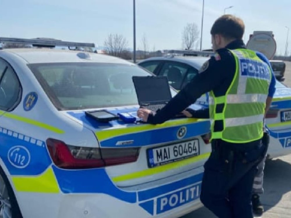 Un sătmărean fără permis a lovit o mașină parcată în fața unui magazin și a fugit