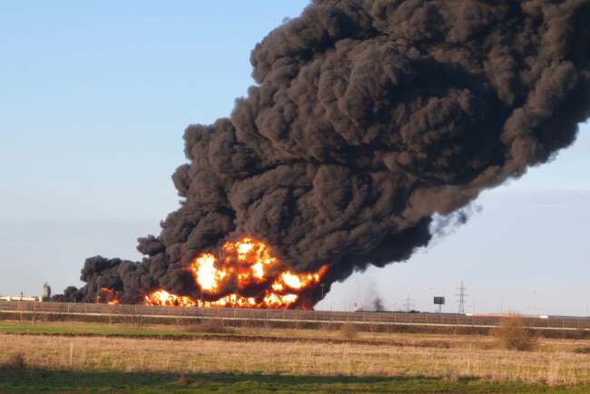 FOTO/VIDEO. Municipiu din vestul țării, acoperit de fum după un incendiu violent la o fabrică de polistiren