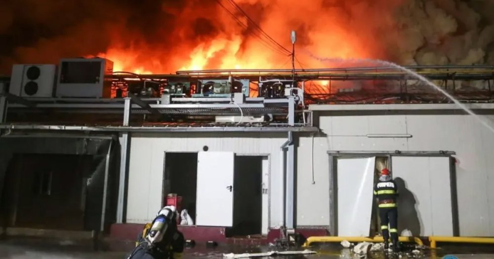 Incendiu în județul Satu Mare. Flăcările au cuprins o hală plină cu produse de panificație