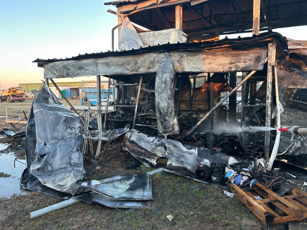 FOTO/VIDEO. De la ce a pornit incendiul de la atelierul auto din județul Satu Mare. Flăcările amenințau abatorul din apropiere