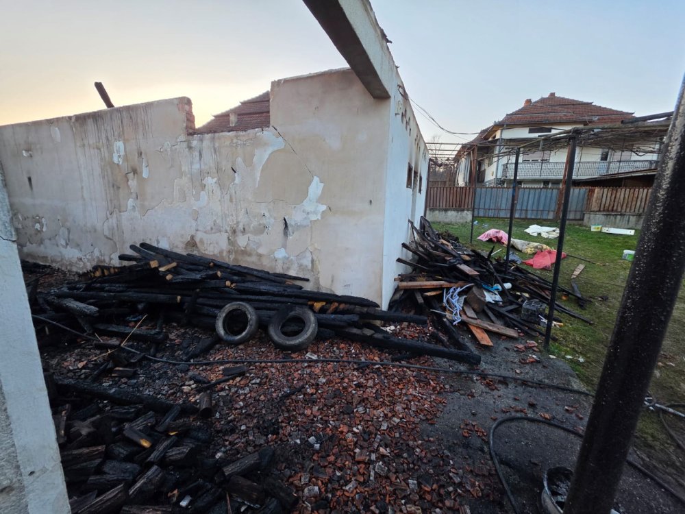 FOTO. Acoperișul unei case din Satu Mare, cuprins de flăcări. Misiune dificilă pentru pompieri