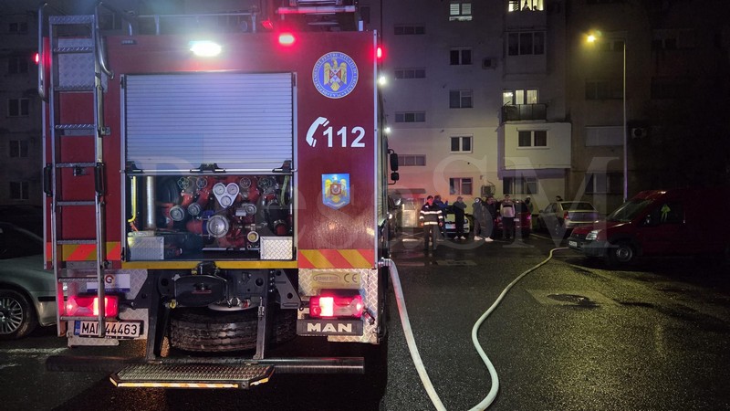 FOTO/VIDEO. Incendiu într-un cartier din Satu Mare. Apartament cuprins de flăcări, victimă la Urgență
