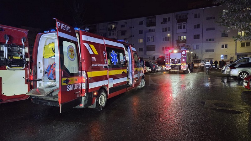 FOTO/VIDEO. Zeci de persoane evacuate în Micro 16. Cauza oficială a incendiului din Satu Mare