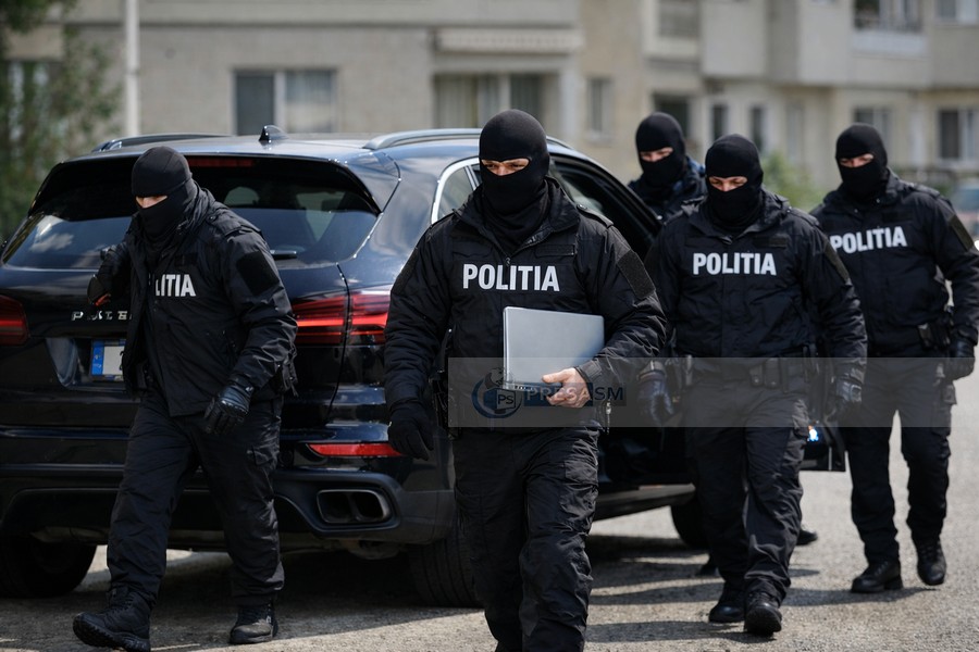 PERCHEZIȚII la Satu Mare. Cinci ”polițiști” au furat 1,5 milioane dolari! Cu Porsche-ul la jaf