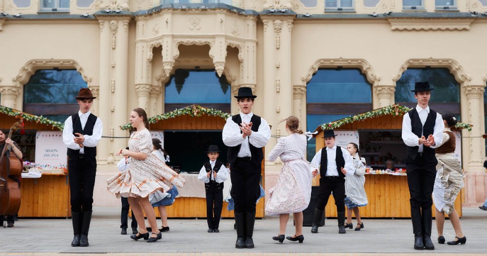 Spectacol de tradiții înainte de Paștele Catolic, la Satu Mare. Cântece, dansuri și obiceiul stropitului, în Piața Libertății