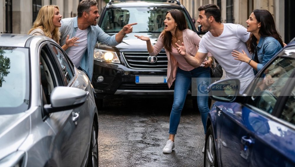 OAȘ. Păruială în toată regula în trafic! Mai mulți bărbați și femei s-au luat la pumni și picioare