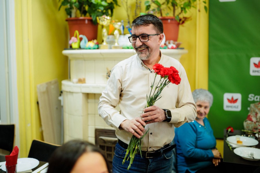 Senatorul UDMR de Satu Mare, Turos Lorand, a marcat Ziua Internațională a Femeii printr-un gest simbolicdedicat doamnelor