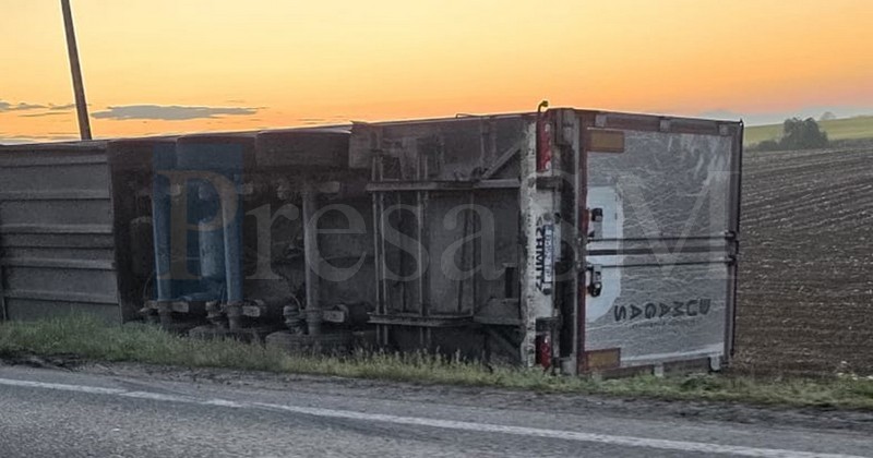tir rasturnat satu mare 3.jpg