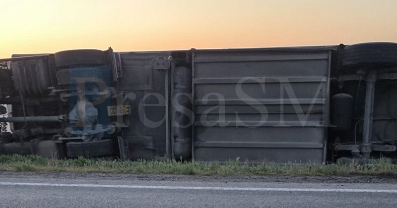 tir rasturnat satu mare1.jpg