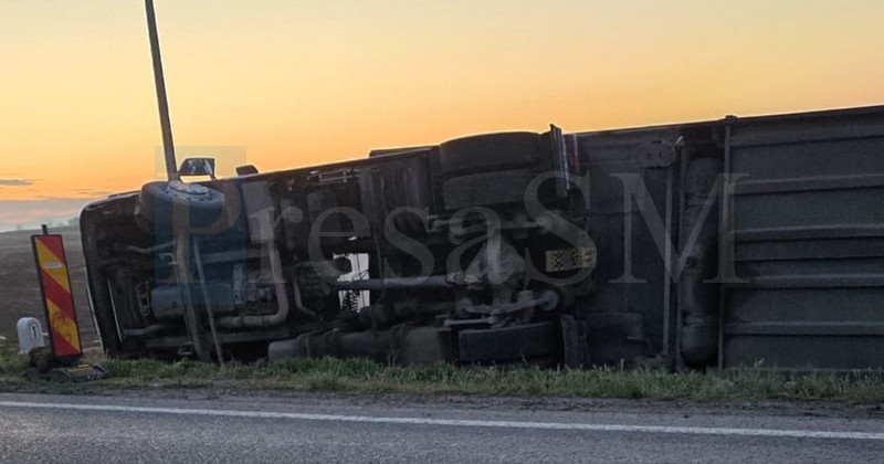 tir rasturnat satu mare.jpg