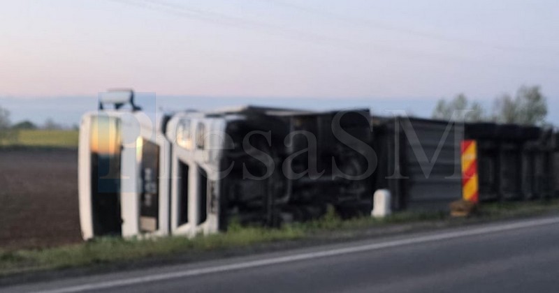 tir rasturnat satu mare 2.jpg