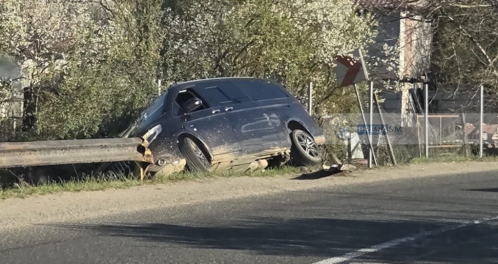 FOTO. Un șofer a ajuns cu mașina direct în șanț, de pe DN 19A, în județul Satu Mare