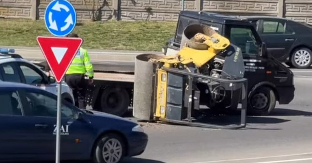 FOTO/VIDEO. Utilaj răsturnat în sensul giratoriu, la coborârea de pe podul Transilvania. Trafic îngreunat