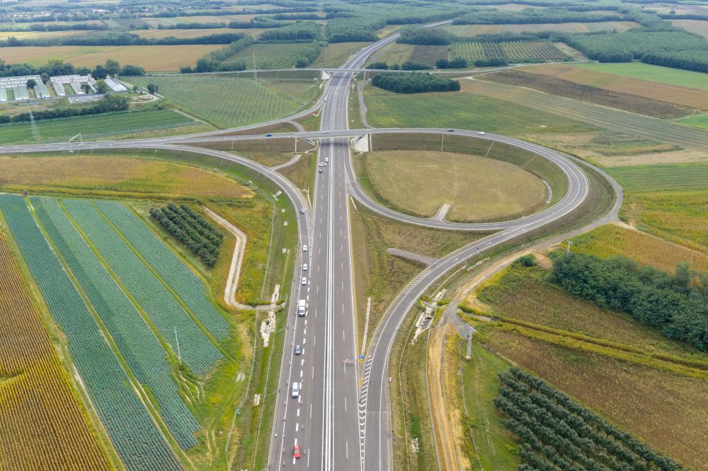 Atenție, șoferi sătmăreni, dacă aveți drumuri în Ungaria! Vor fi restricții la urcarea pe autostrada M3