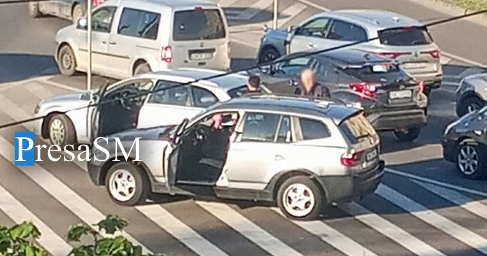 FOTO. Accident în municipiul Satu Mare, în fața Finanțelor. Impact între două mașini