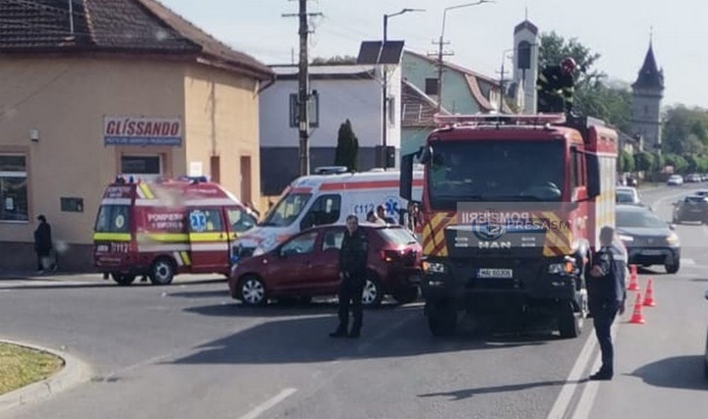 FOTO. Accident în Carei, mai multe potențiale victime. Mobilizare a salvatorilor