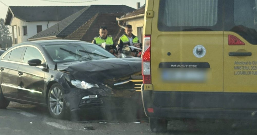 FOTO. Accident pe DN19, Satu Mare - Baia Mare. Impact între un autoturism și un microbuz școlar