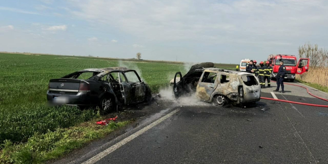 FOTO/VIDEO. Accident mortal! Două mașini au luat foc la impact. O persoană a murit, 3 rănite grav