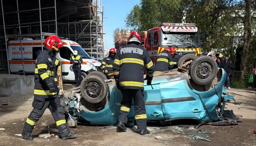 FOTO. Accident înfiorător în țară. O femeie a murit. Maşină a căzut de pe pod după ce a fost acroşată de un camion