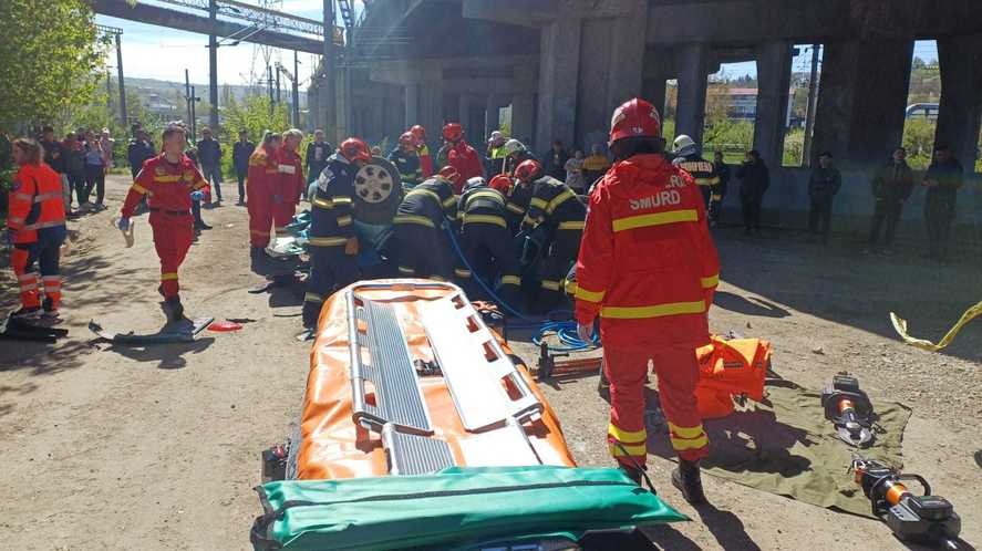 accident iași masina cazuta de pe pod (2).jpg