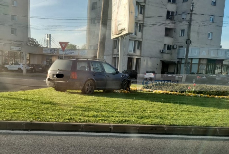accident masina Finante pe spatiul verde.jpg