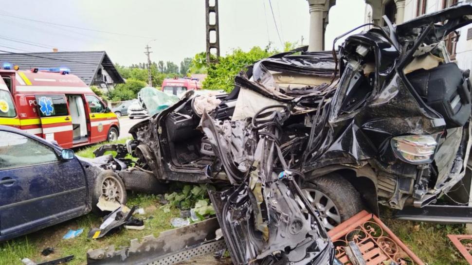 Tragedie pe o șosea din țară, în ziua de Paște.  O persoană a murit şi alte patru, inclusiv trei copii, au fost rănite