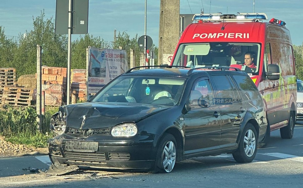 FOTO. Accident pe pasarela auto de pe Fabricii/Pescăruș! O mașină a lovit un utilaj
