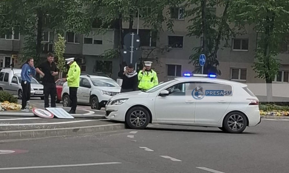 FOTO/VIDEO. O șoferiță a făcut accident la urcare pe Podul Transilvania. Mai mulți sătmăreni au sărit în ajutor