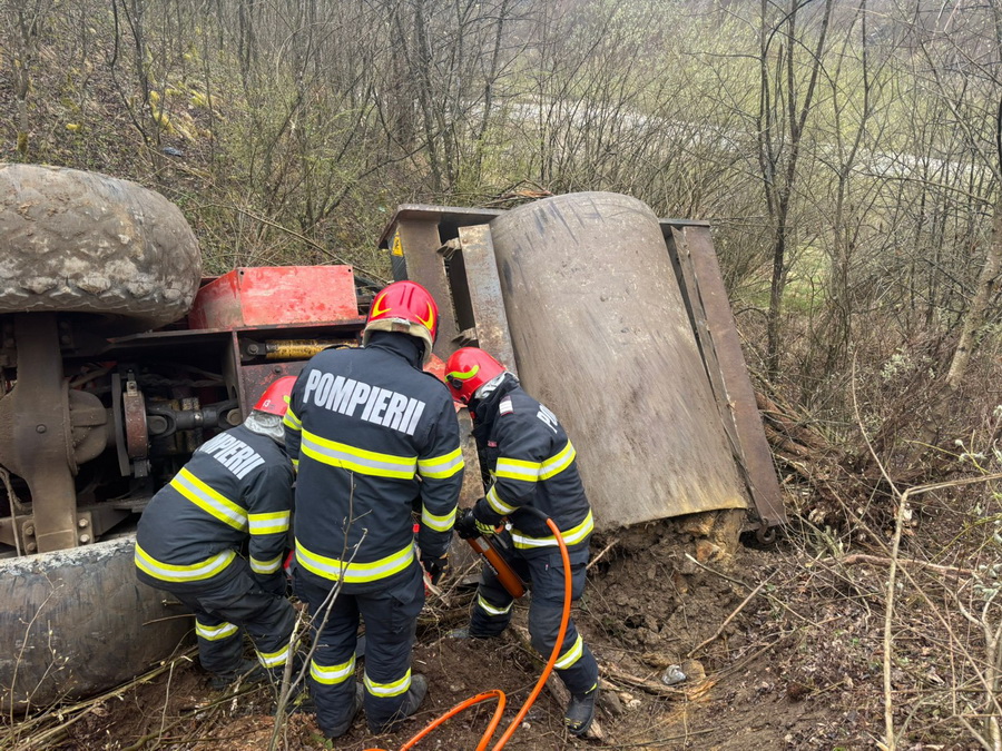 FOTO/VIDEO. Sătmărean decedat într-un accident de muncă. S-a răsturnat cu utilajul într-o râpă