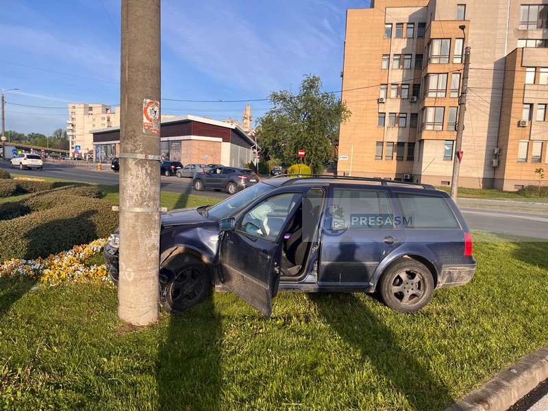 FOTO. Accident lângă Finanțe, în Satu Mare. Mașină proiectată pe spațiul verde, în stâlp