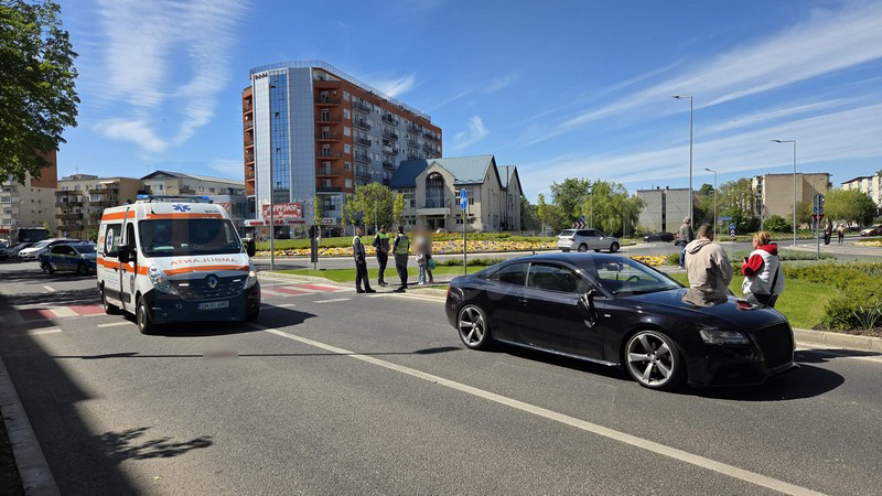 FOTO/VIDEO. Mamă si fiică lovite de o mașină pe trecerea de pietoni, in Micro 17