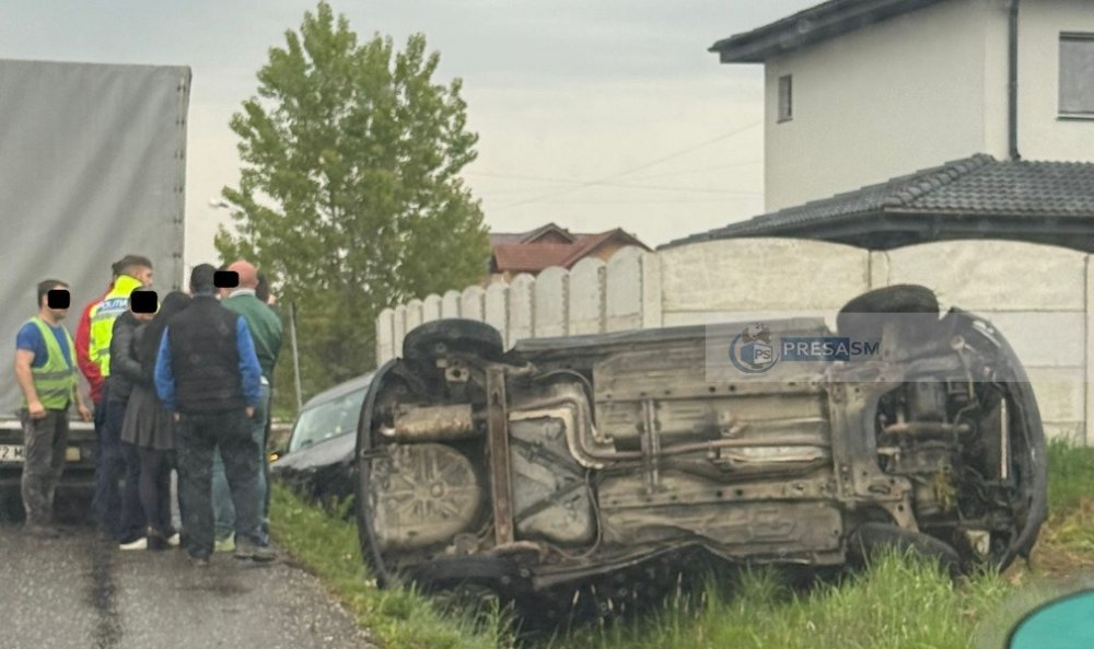FOTO. Accident teribil în municipiul Satu Mare. Două mașini în șanț, una răsturnată 