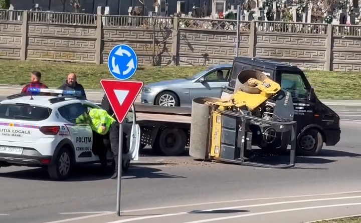 accident sens giratoriu pod transilvania utilaj rasturnat (10).jpg