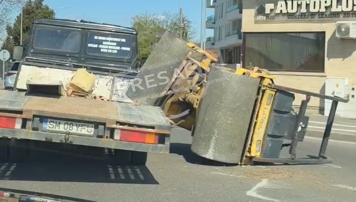 accident sens giratoriu pod transilvania utilaj rasturnat (2).jpg