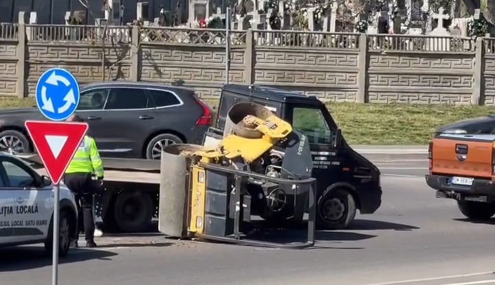 accident sens giratoriu pod transilvania utilaj rasturnat (3).jpg