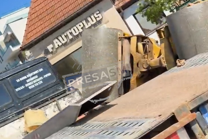 accident sens giratoriu pod transilvania utilaj rasturnat (4).jpg