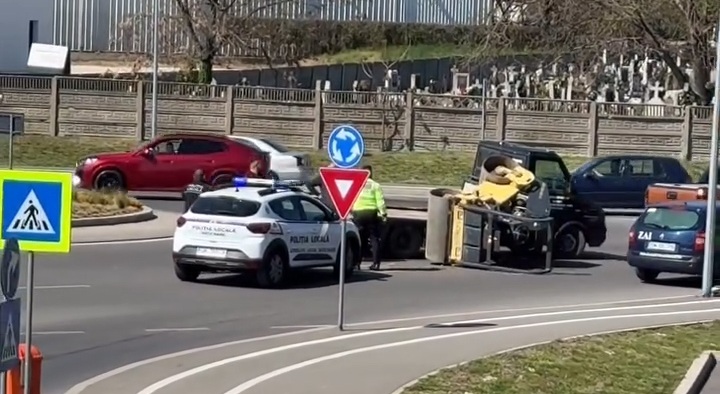 accident sens giratoriu pod transilvania utilaj rasturnat (5).jpg