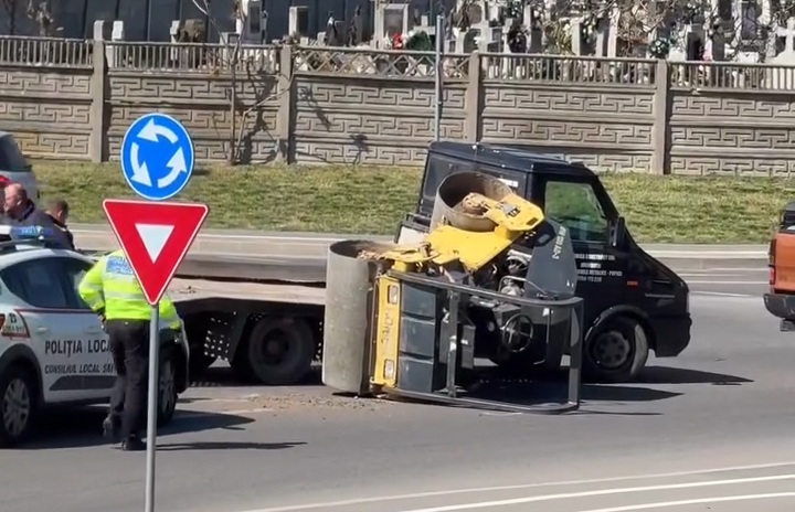 accident sens giratoriu pod transilvania utilaj rasturnat (7).jpg