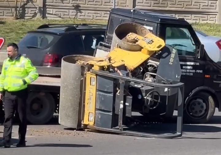accident sens giratoriu pod transilvania utilaj rasturnat (8).jpg